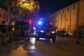 Lực lượng an ninh gác bên ngoài đại sứ quán Israel ở Amman, Jordan ngày 23/7. (Nguồn: EPA/TTXVN)