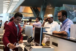 Hành khách làm thủ tục tại sân bay quốc tế Hamad ở Doha, Qatar, ngày 12/6. (Nguồn: AFP/TTXVN)