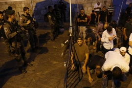 Lực lượng bảo vệ biên giới Israel giải tán các tín đồ Hồi giáo Palestine tại lối vào đền thờ Hồi giáo Al-Aqsa ở Jerusalem ngày 22/7. (Nguồn: AFP/TTXVN)