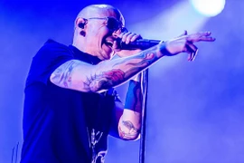 Chester Bennington trong một buổi biểu diễn hồi tháng 6. (Nguồn: theguardian.com)
