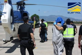 Cảnh sát Tây Ban Nha bắt giữ một nghi can khủng bố trong chiến dịch truy quét ở Palma Majorca ngày 28/6. (Nguồn: EPA/TTXVN)