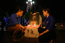 Đoàn thanh niên TTXVN phối hợp với Thị đoàn Chúc Sơn, huyện Chương Mỹ, Hà Nội tổ chức Chương trình “Thắp nến tri ân” kỷ niệm 70 năm Ngày Thương binh - Liệt sỹ. (Ảnh: Thành Đạt/TTXVN)