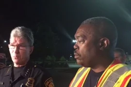Ông William McManus (trái), và người đứng đầu lực lượng chữa cháy Charles Hood. (Nguồn: EPA/TTXVN)