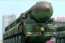 Tên lửa được cho là tên lửa đạn đạo liên lục địa (ICBM) trong lễ duyệt binh ở Bình Nhưỡng, Triều Tiên ngày 16/4. (Nguồn: Yonhap/TTXVN)