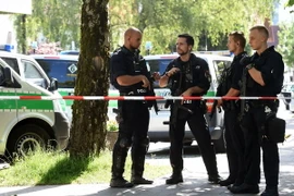 Lực lượng an ninh có vũ trang Đức phong tỏa hiện trường một vụ nổ súng. (Nguồn: AFP/TTXVN)