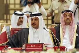 Quốc vương Qatar Tamim bin Hamad al-Thani (giữa) tại Hội nghị thượng đỉnh Hội đồng hợp tác Vùng Vịnh (GCC) ở Manama, Bahrain ngày 6/12/2016. (Nguồn: AFP/TTXVN)