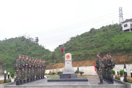 Biên phòng cửa khẩu Lóng Sập (Bộ đội Biên phòng tỉnh Sơn La, Việt Nam) và lực lượng thuộc Đại đội Biên phòng 214 (Bộ Chỉ huy Quân sự tỉnh Hua Phan, Lào) làm thủ tục trước khi tuần tra chung. (Ảnh: Nguyễn Cường/TTXVN)