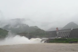 Mở cửa xả đáy Nhà máy Thủy điện Sơn La. (Ảnh: Nguyễn Cường/TTXVN)