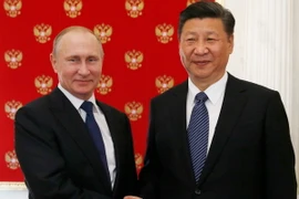 Tổng thống Nga Vladimir Putin (trái) và Chủ tịch Trung Quốc Tập Cận Bình. (Nguồn: EPA/TTXVN)