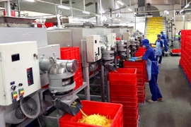 Đóng gói sản phẩm mì tại Công ty Cổ phần thực phẩm Safoco (thuộc Vinafood2). (Ảnh: Vũ Sinh/TTXVN)