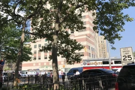 Cảnh sát phong tỏa bệnh viện Bronx Lebanon sau vụ nổ súng. (Nguồn: THX/TTXVN)