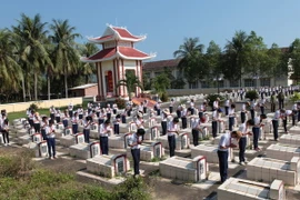 Các thế hệ học sinh xã Hoài Xuân huyện Hoài Nhơn, Bình Định thường xuyên chăm sóc phần mộ liệt sỹ tại nghĩa trang liệt sỹ của xã. (Ảnh: Anh Tuấn/TTXVN)