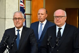 Thủ tướng Australia Malcolm Turnbull, Bộ trưởng Nhập cư Peter Dutton và Bộ trưởng Tư pháp George Brandis tại cuộc họp báo ở Canberra ngày 18/7. (Nguồn: EPA/TTXVN)