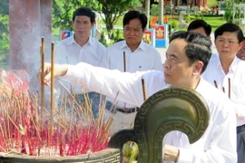 Đồng chí Trần Thanh Mẫn cùng đoàn công tác dâng hương tại Thành cổ Quảng Trị. (Ảnh: Trần Tĩnh/TTXVN)