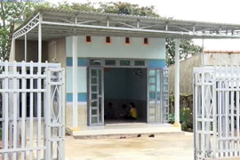 Những ngôi nhà được xây dựng sửa chữa mới cho người có công trên địa bàn tỉnh Kon Tum. (Ảnh: Quang Thái/TTXVN)