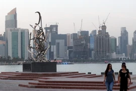 Người dân Qatar dạo chơi trên một con đường dọc bờ biển ở Doha ngày 2/7. (Nguồn: AFP/TTXVN)