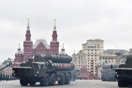 Xe chở hệ thống tên lửa phòng không S-400 Triumf tại lễ diễu binh trên Quảng trường Đỏ ở thủ đô Moskva, Nga nhân kỷ niệm Ngày chiến thắng ngày 9/5. (Nguồn: AFP/TTXVN)