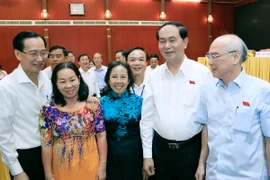 Chủ tịch nước Trần Đại Quang cùng Đoàn đại biểu Quốc hội Thành phố Hồ Chí Minh tiếp xúc cử tri các quận 1, 3 và 4 để thông báo kết quả Kỳ họp thứ 3, Quốc hội khoá XIV. (Ảnh: Nhan Sáng/TTXVN)