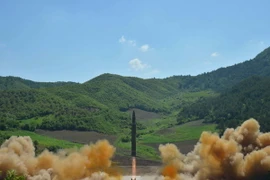 Tên lửa đạn đạo liên lục địa Hwasong-14 được phóng thử tại một địa điểm bí mật ở Triều Tiên ngày 4/7. (Nguồn: EPA/TTXVN)