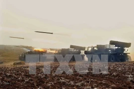 Binh sỹ Triều Tiên bắn đạn pháo trong một cuộc diễn tập. (Nguồn: AFP/TTXVN)