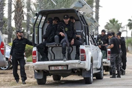 Lực lượng an ninh Palestines gác tại cửa khẩu Rafah, biên giới giữa Ai Cập và phía nam Dải Gaza ngày 21/6. (Nguồn: AFP/TTXVN)