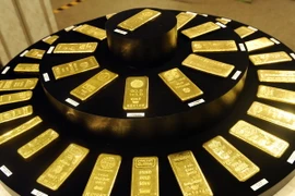 Các thỏi vàng được trưng bày tại cửa hàng kim hoàn Ginza Tanaka ở Tokyo, Nhật Bản. (Nguồn: AFP/TTXVN)