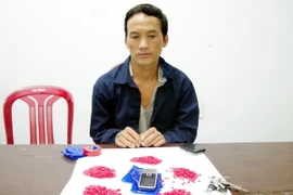 Đối tượng Vàng Sếnh Sua cùng tang vật bị thu giữ. (Ảnh: Nguyễn Lành/TTXVN)
