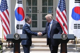 Tổng thống Mỹ Donald Trump (phải) và Tổng thống Hàn Quốc Moon Jae-in (trái) tại cuộc họp báo chung sau cuộc gặp tại Nhà Trắng. (Nguồn: YONHAP/TTXVN)