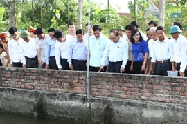 Thủ tướng Nguyễn Xuân Phúc thăm gia đình ông Dương Kim Hùng, là một trong những gia đình tiêu biểu trong phong trào xây dựng khu dân cư kiểu mẫu tại thôn Hà Thanh, xã Tượng Sơn, huyện Thạch Hà, tỉnh Hà Tĩnh. (Ảnh: Thống Nhất/TTXVN)