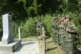 Các chiến sỹ Bộ đội biên phòng Đồn Biên phòng Pa Thơm kiểm tra cột mốc 110, phân định ranh giới chủ quyền với nước bạn Lào. (Ảnh: Xuân Tiến/TTXVN)