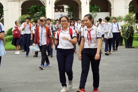 Các thí sinh kết thúc môn thứ hai môn Ngoại ngữ tại hội đồng thi trường THPT Chuyên Lê Hồng Phong. (Ảnh: Phương Vy/TTXVN)