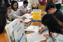 Thí sinh điều chỉnh nguyện vọng đăng ký xét tuyển tại trường Đại học Công Nghệ Thành phố Hồ Chí Minh. (Ảnh: Phương Vy/TTXVN.)