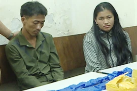 Các đối tượng bị bắt giữ cùng tang vật. (Ảnh: Nguyễn Cường/TTXVN)