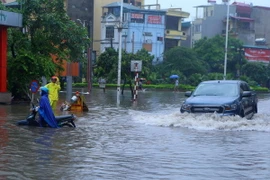 Mưa lớn gây ngập sâu tại khu vực Minh Khai. (Ảnh: Cương Quyết/TTXVN)