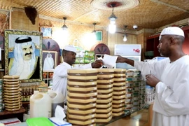 Người dân Qatar mua sắm tại một khu chợ nổi tiếng Souq Waqif ở Doha ngày 7/6. (Nguồn: AFP/TTXVN)