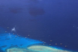 Tàu đánh cá Trung Quốc neo đậu tại bãi đá ngầm Chữ Thập ngày 17/7/2012. (Nguồn: AFP/TTXVN)