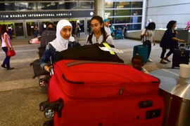 Hành khách tại Sân bay quốc tế Los Angeles, Mỹ ngày 29/6. (Nguồn: AFP/TTXVN)