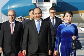 Thủ tướng Nguyễn Xuân Phúc và Phu nhân đến sân bay quốc tế Frankfurt. (Ảnh: Thống Nhất/TTXVN)