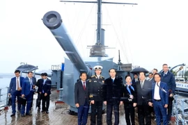 Chủ tịch nước Trần Đại Quang và Phu nhân cùng Đoàn đại biểu cấp cao Việt Nam thăm Chiến hạm Rạng Đông. (Ảnh: Nhan Sáng/TTXVN)