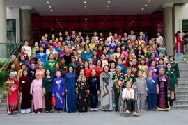 Phó Chủ tịch nước Đặng Thị Ngọc Thịnh, Chủ tịch Trung ương Hội LHPN Việt Nam Nguyễn Thị Thu Hà với các đại biểu. (Ảnh: Phương Hoa/TTXVN)