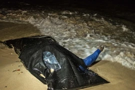 Thi thể người di cư dạt vào bờ biển thị trấn Tajoura, cách thủ đô Tripoli 15km về phía đông ngày 19/6. (Nguồn: AFP/TTXVN)