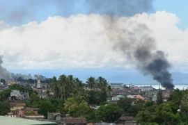 Khói bốc lên từ các địa điểm của phiến quân bị không kích ở Marawi ngày 26/6. (Nguồn: AFP/TTXVN)