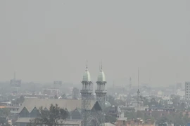 Khói mù bao phủ bầu trời Mexico City ngày 3/5. (Nguồn: AFP/TTXVN)