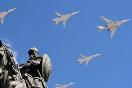 Máy bay ném bom chiến lược Tu-160 của Nga tham gia lễ tổng duyệt diễu binh tại thủ đô Moskva ngày 7/5. (Nguồn: AFP/TTXVN)