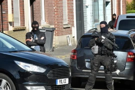 Cảnh sát chống khủng bố Pháp tuần tra tại Wattignies, miền bắc nước Pháp ngày 5/7. (Nguồn: AFP/TTXVN)