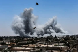 Khói bốc lên sau một cuộc không kích ở Raqqa, Syria ngày 15/7. (Nguồn: AFP/TTXVN)
