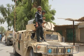 Lực lượng an ninh Afghanistan trong chiến dịch truy quét phiên quân Taliban tại quận Nawa, tỉnh Helmand (Afghanistan) ngày 17/7. (Nguồn: THX/TTXVN)