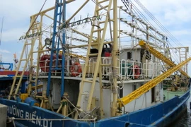 Tàu vỏ thép công suất hơn 800 mã lực của ông Phan Thanh Trị (ở phường Phú Đông, thành phố Tuy Hòa, tỉnh Phú Yên) đang neo đậu tại cảng cá Phú Lạc sau khi thực hiện 4 chuyến biển tàu đều bị sự cố. (Ảnh: Thế Lập/TTXVN)