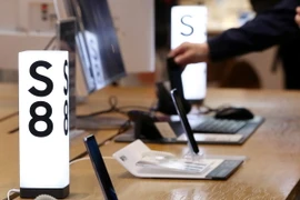 Điện thoại Samsung Galaxy S8 được trưng bày tại một cửa hàng ở Seoul, Hàn Quốc ngày 10/4. (Nguồn: EPA/TTXVN)
