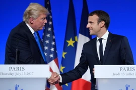 Tổng thống Pháp Emmanuel Macron (phải) và Tổng thống Mỹ Donald Trump. (Nguồn: AFP/TTXVN)